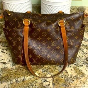 “Authentic” Louis Vuitton shoulder bag